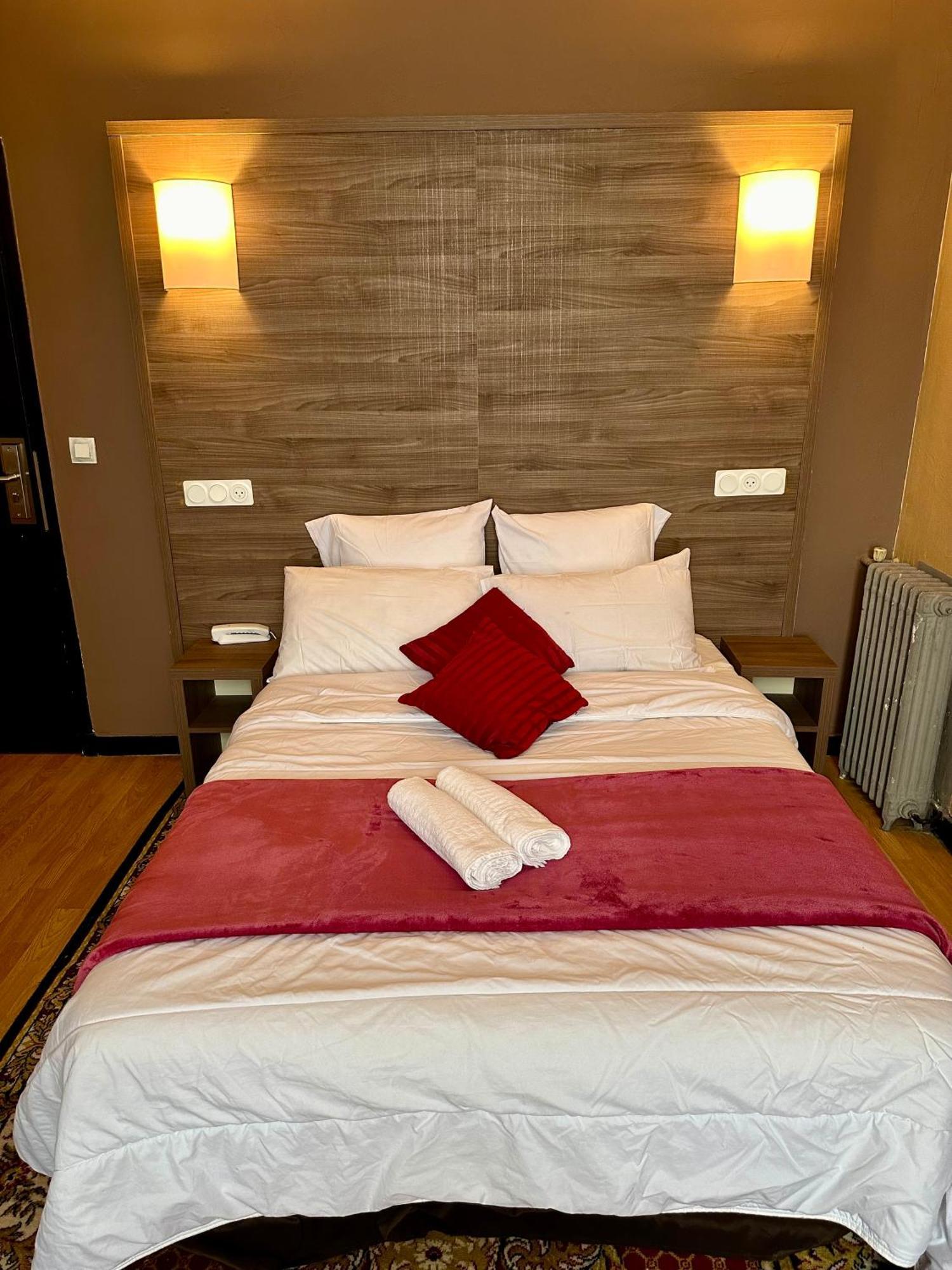 Hotel Victor Hugo Clamart ภายนอก รูปภาพ