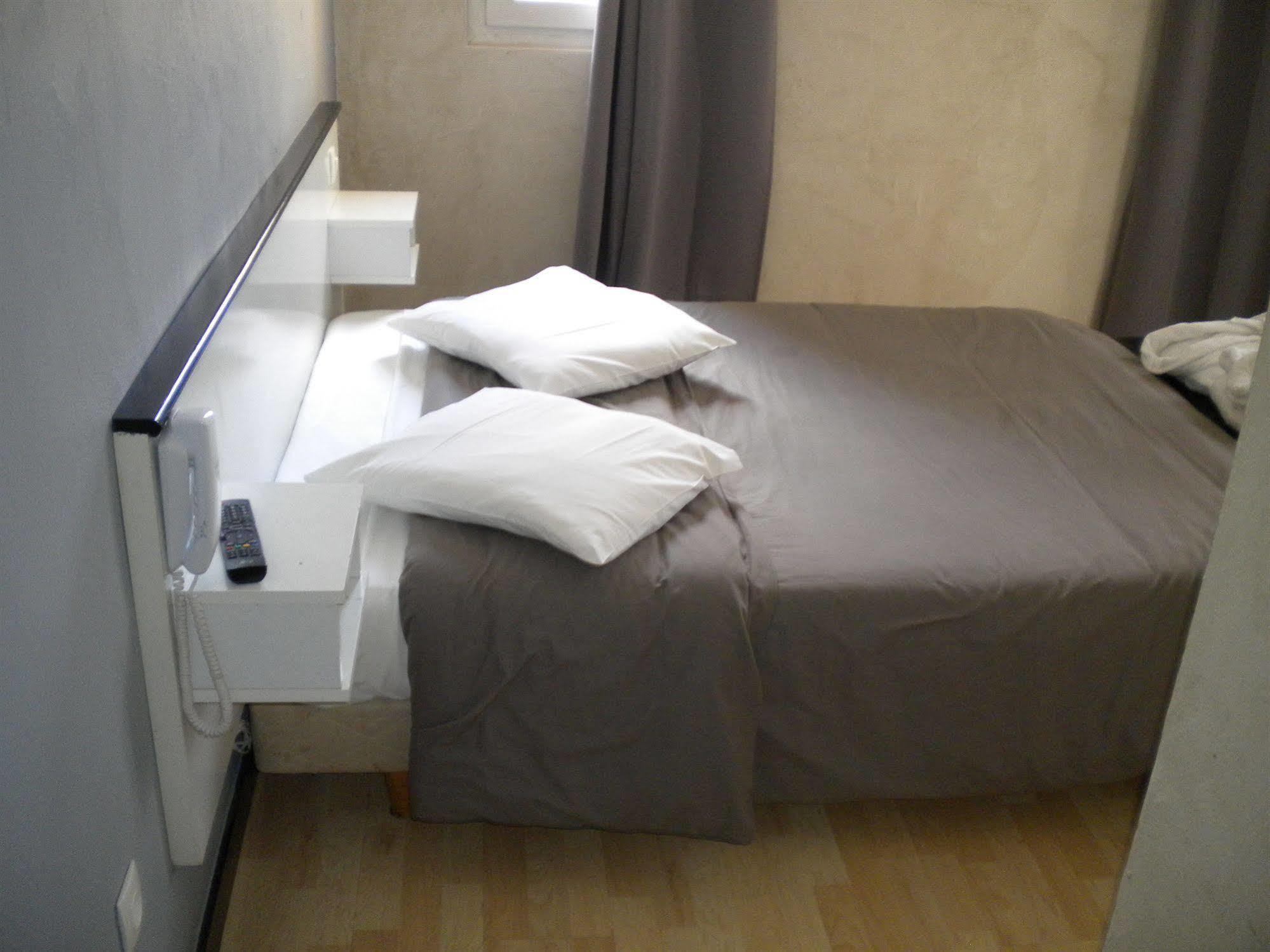 Hotel Victor Hugo Clamart ภายนอก รูปภาพ
